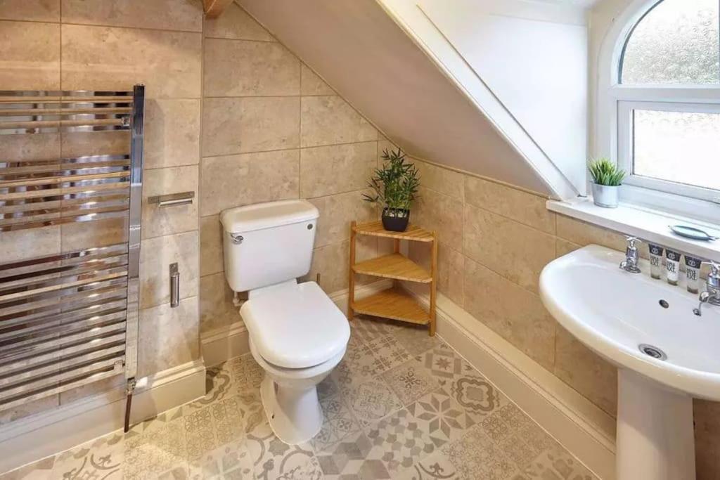 May House 3 Bedroomed House Уитби Экстерьер фото